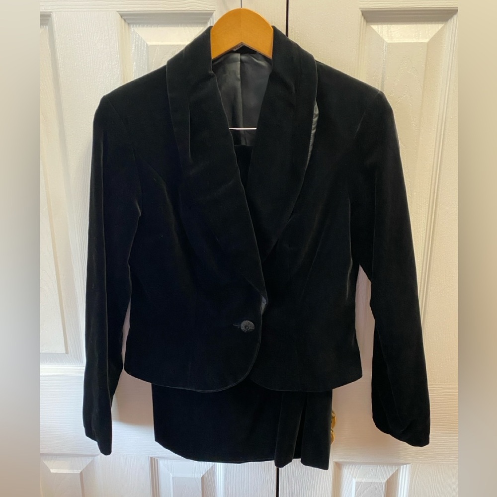 VINTAGE 1990’s Laura Ashley Black Velvet Fitted Blazer and Pencil Skirt Set 8